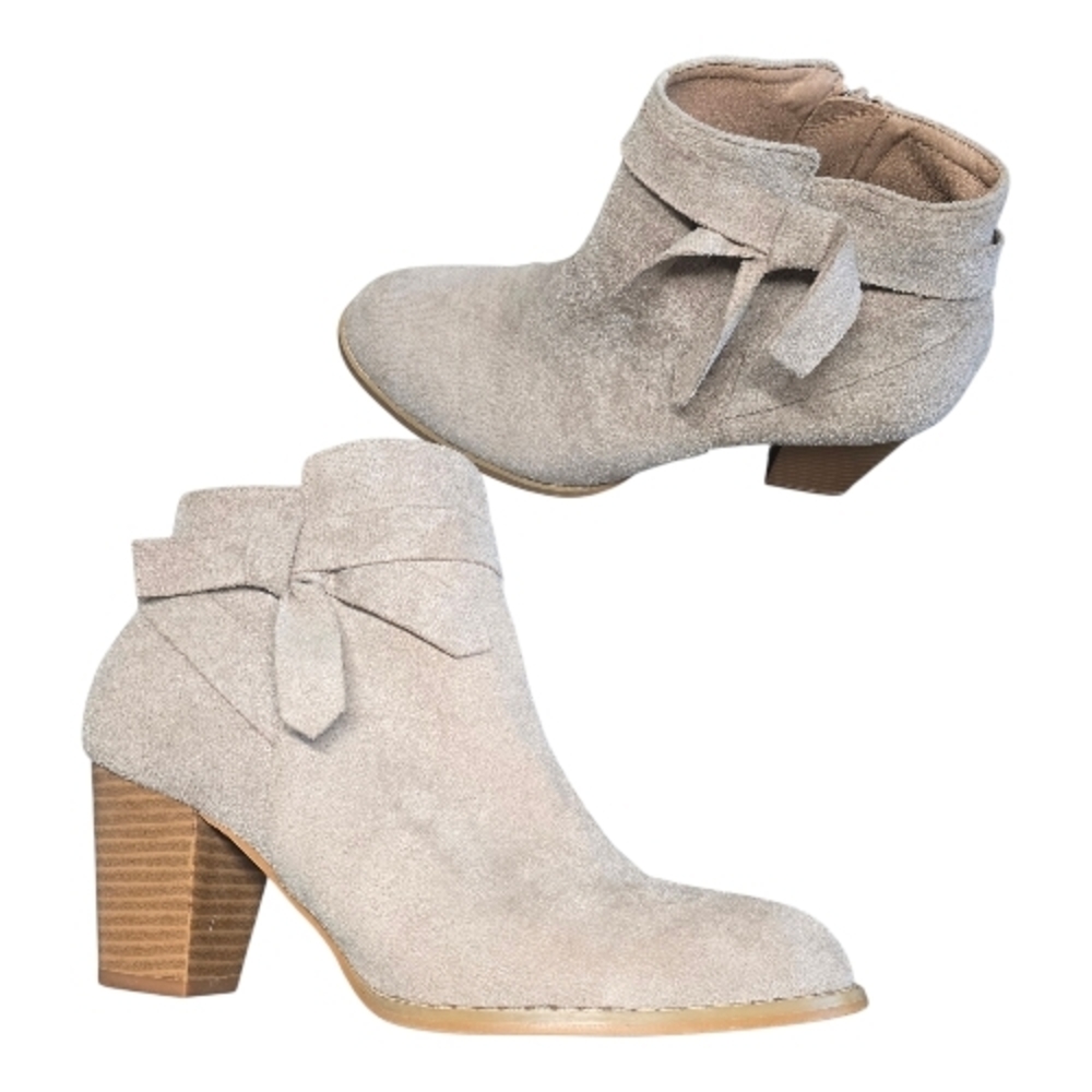 Beige Suede Chunky Heel Ankle Boots Side Bow Size 9 Neutral Fall Chic - Picture 1 of 10